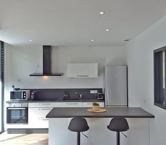 Grand Square -5 Min From Train Station & Center *