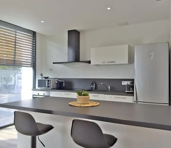 Grand Square -5 Min From Train Station & Center *