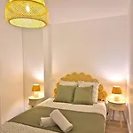 Grand Square -5 Min From Train Station & Center Apartment