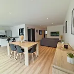 Grand Square -5 Min From Train Station & Center *
