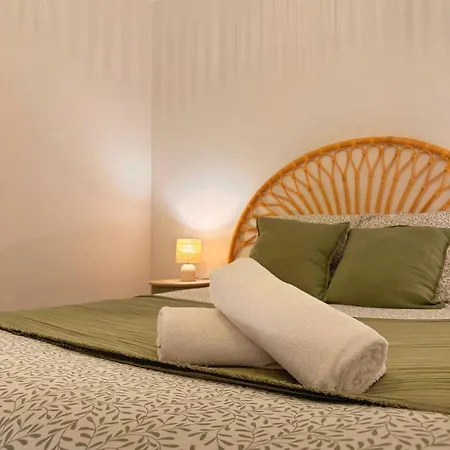 Grand Square -5 Min From Train Station & Center Apartment *
