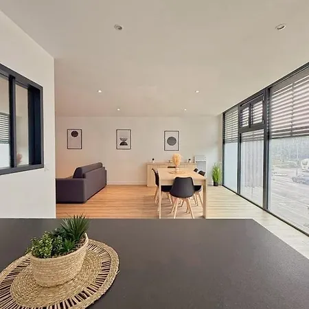 Grand Square -5 Min From Train Station & Center