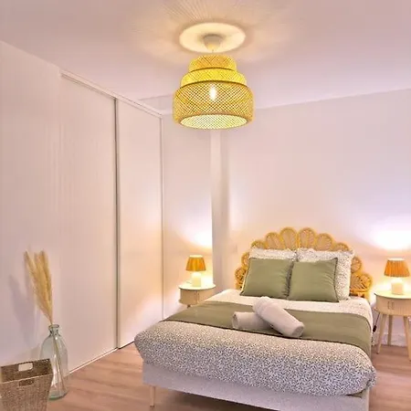 Grand Square -5 Min From Train Station & Center アパート *