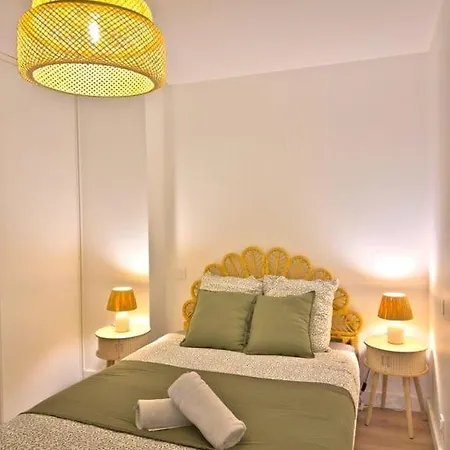 Grand Square -5 Min From Train Station & Center Apartment