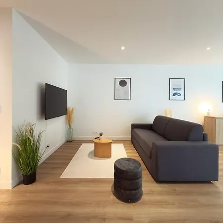 Grand Square -5 Min From Train Station & Center *