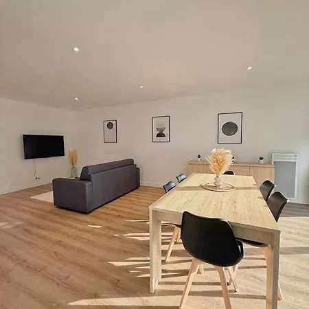 Grand Square -5 Min From Train Station & Center Apartment *