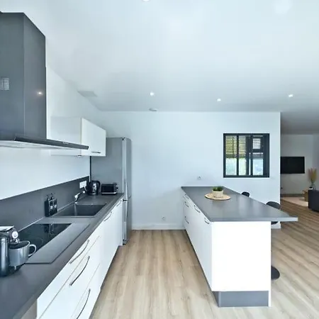 Grand Square -5 Min From Train Station & Center Apartment *
