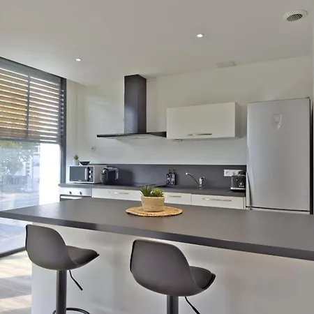 Grand Square -5 Min From Train Station & Center *