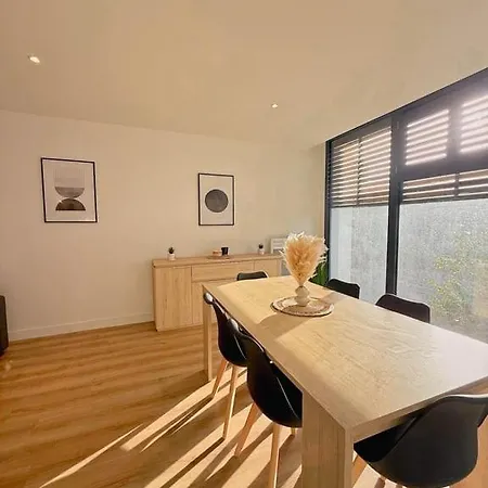 Grand Square -5 Min From Train Station & Center Apartment *