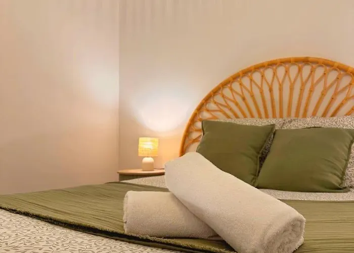 Grand Square -5 Min From Train Station & Center Apartment *