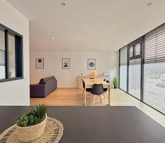 Grand Square -5 Min From Train Station & Center