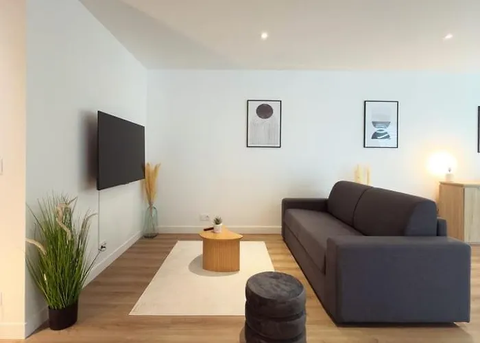 Grand Square -5 Min From Train Station & Center *