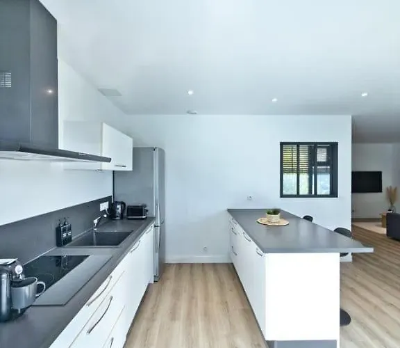 Grand Square -5 Min From Train Station & Center Apartmán *